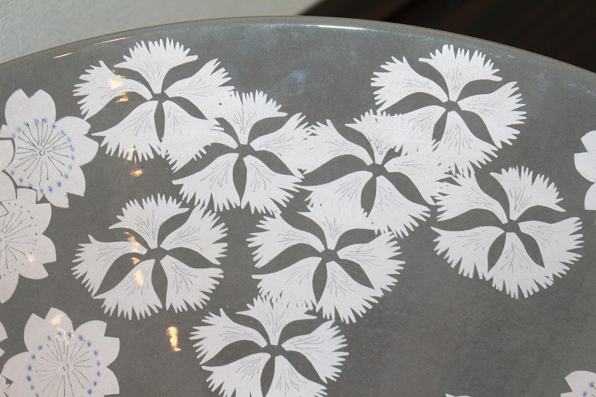 26078 Living National Treasure Nakata Kazuo Pale cherry blossom glaze with silver-colored flower and bird design bowl NAKATA Kazuo 