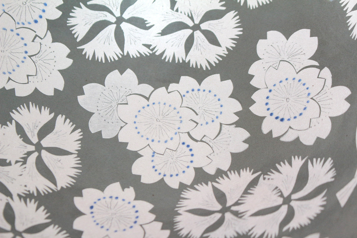 26078 Living National Treasure Nakata Kazuo Pale cherry blossom glaze with silver-colored flower and bird design bowl NAKATA Kazuo 