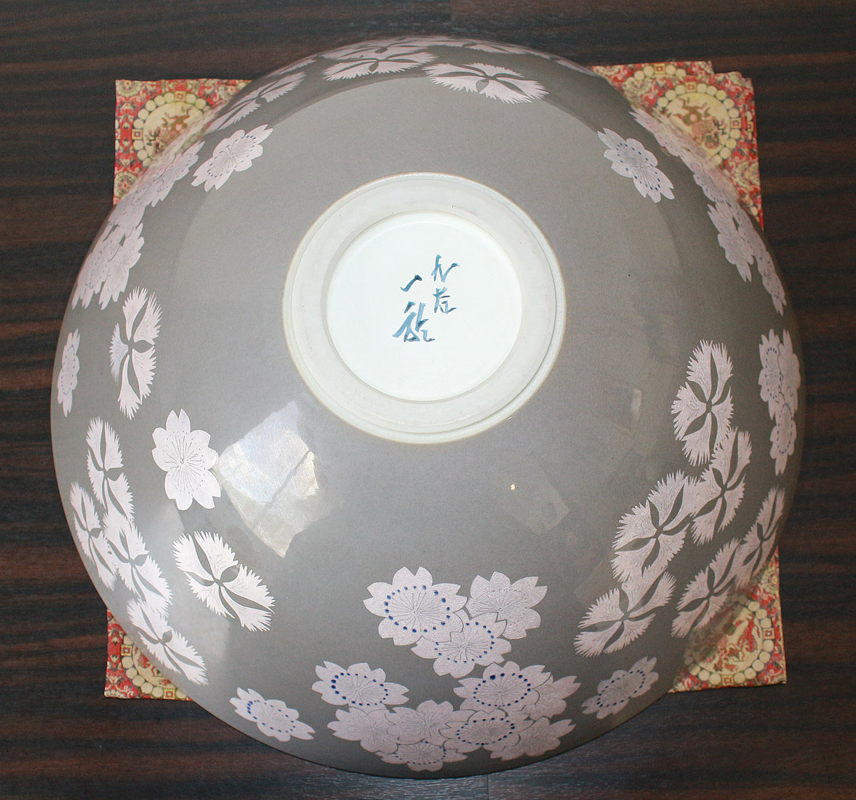 26078 人間国宝 中田一於 淡桜釉裏銀彩花鳥文鉢 NAKATA Kazuo – アート飛田