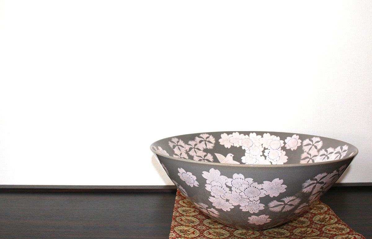 26078 Living National Treasure Nakata Kazuo Pale cherry blossom glaze with silver-colored flower and bird design bowl NAKATA Kazuo 