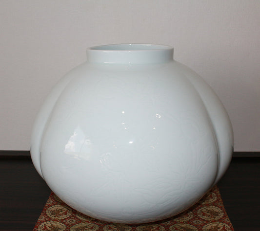 26084 Living National Treasure Inoue Manji White porcelain gourd-shaped vase with engraved design 