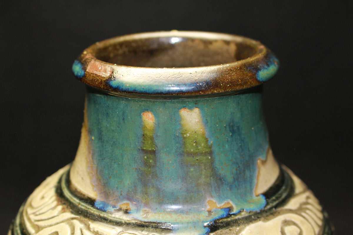 26090	人間国宝　金城次郎　魚文花瓶　　Kinjo　Jiro