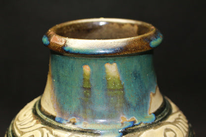 26090	人間国宝　金城次郎　魚文花瓶　　Kinjo　Jiro