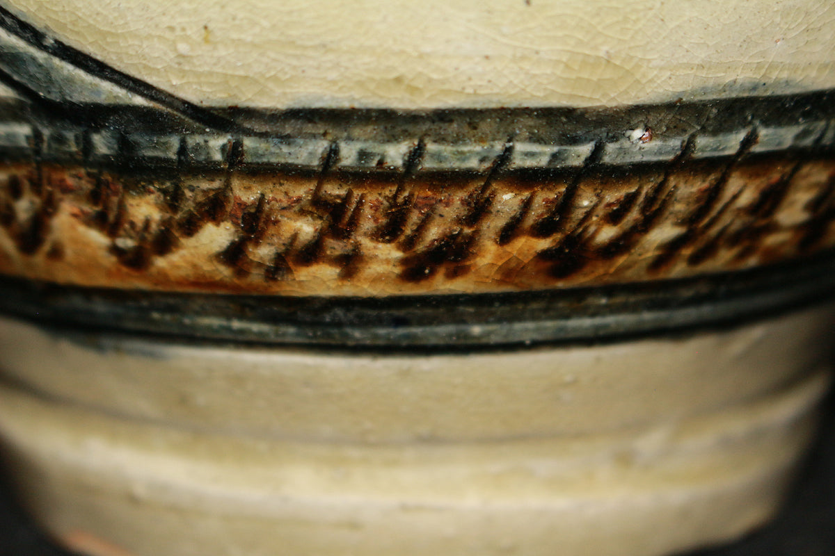 26090	人間国宝　金城次郎　魚文花瓶　　Kinjo　Jiro