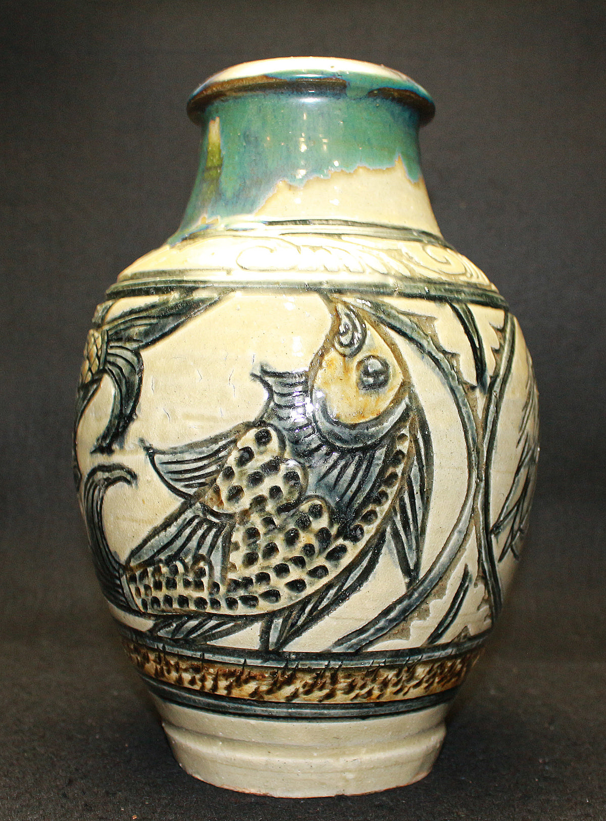 26090	人間国宝　金城次郎　魚文花瓶　　Kinjo　Jiro