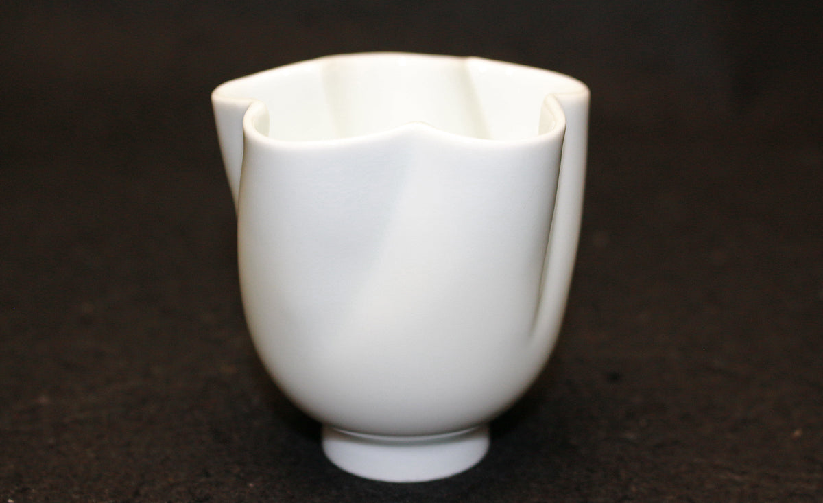 26114 　人間国宝　井上萬二	　白磁花形ぐい呑