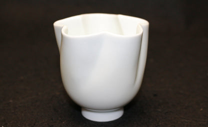 26114 　人間国宝　井上萬二	　白磁花形ぐい呑