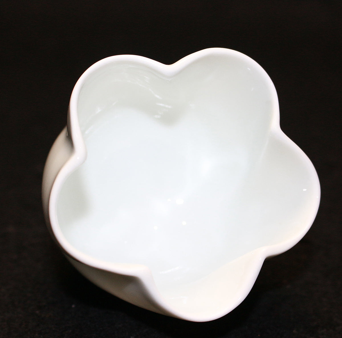 26114 　人間国宝　井上萬二	　白磁花形ぐい呑