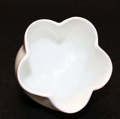 26114 　人間国宝　井上萬二	　白磁花形ぐい呑