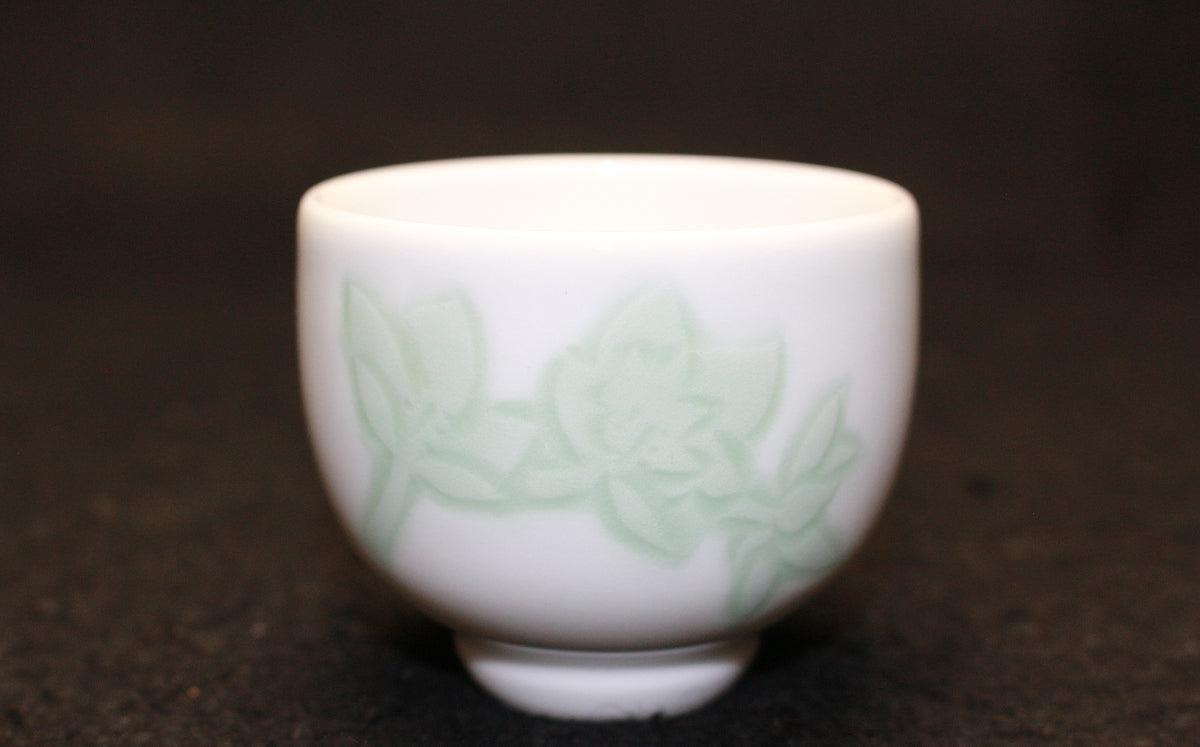 井上萬治　白磁緑釉彫文ぐい呑 井上萬二作】白磁緑釉百合彫文ぐい吞 | 井上萬二窯 INOUE MANJI KILN