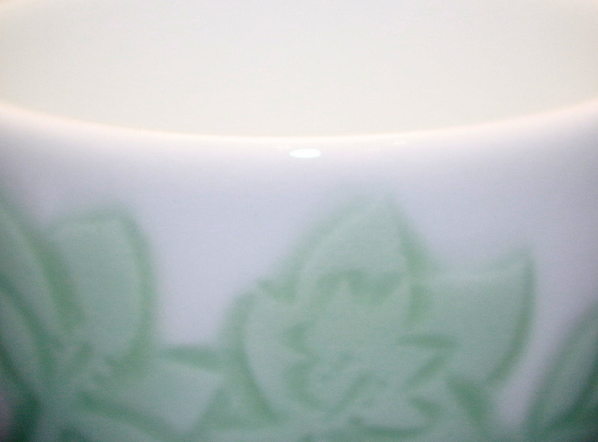 井上萬治　白磁緑釉彫文ぐい呑 井上萬二作】白磁緑釉百合彫文ぐい吞 | 井上萬二窯 INOUE MANJI KILN