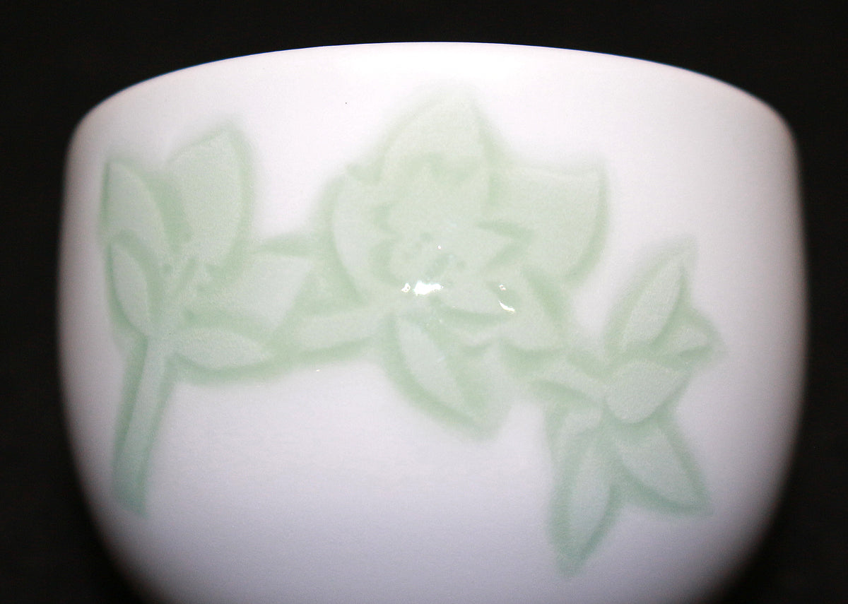 26115 人間国宝 井上萬二 白磁緑釉彫文ぐい呑 – アート飛田