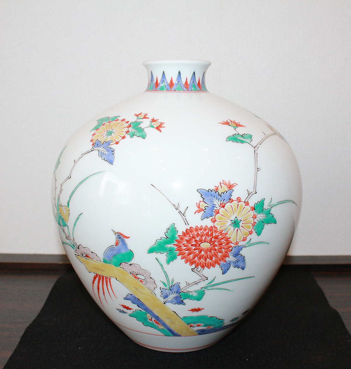 26109 　人間国宝　１４代酒井田柿右衛門	　錦花鳥文花瓶　　SAKAIDA Kakiemon