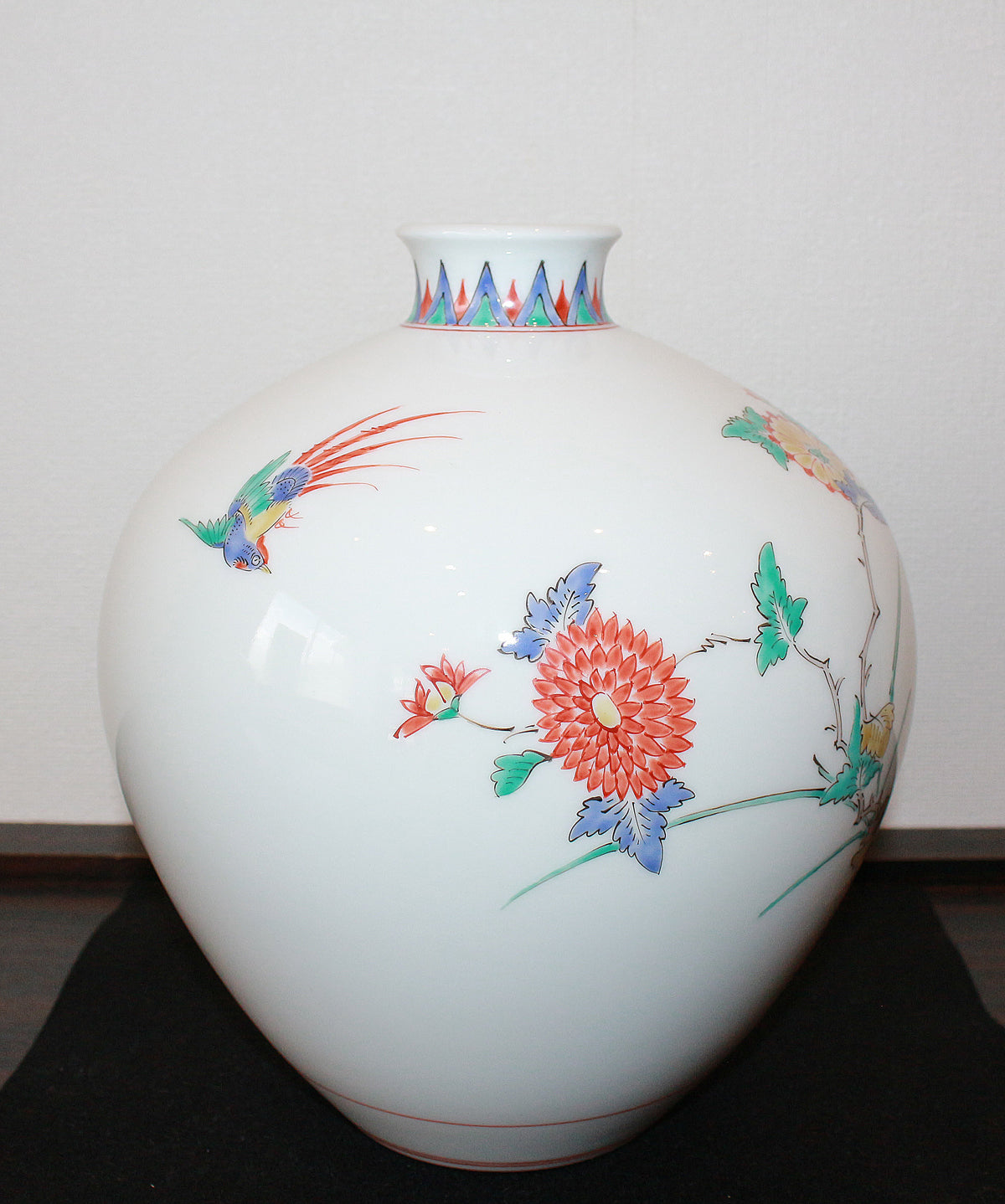 26109 　人間国宝　１４代酒井田柿右衛門	　錦花鳥文花瓶　　SAKAIDA Kakiemon