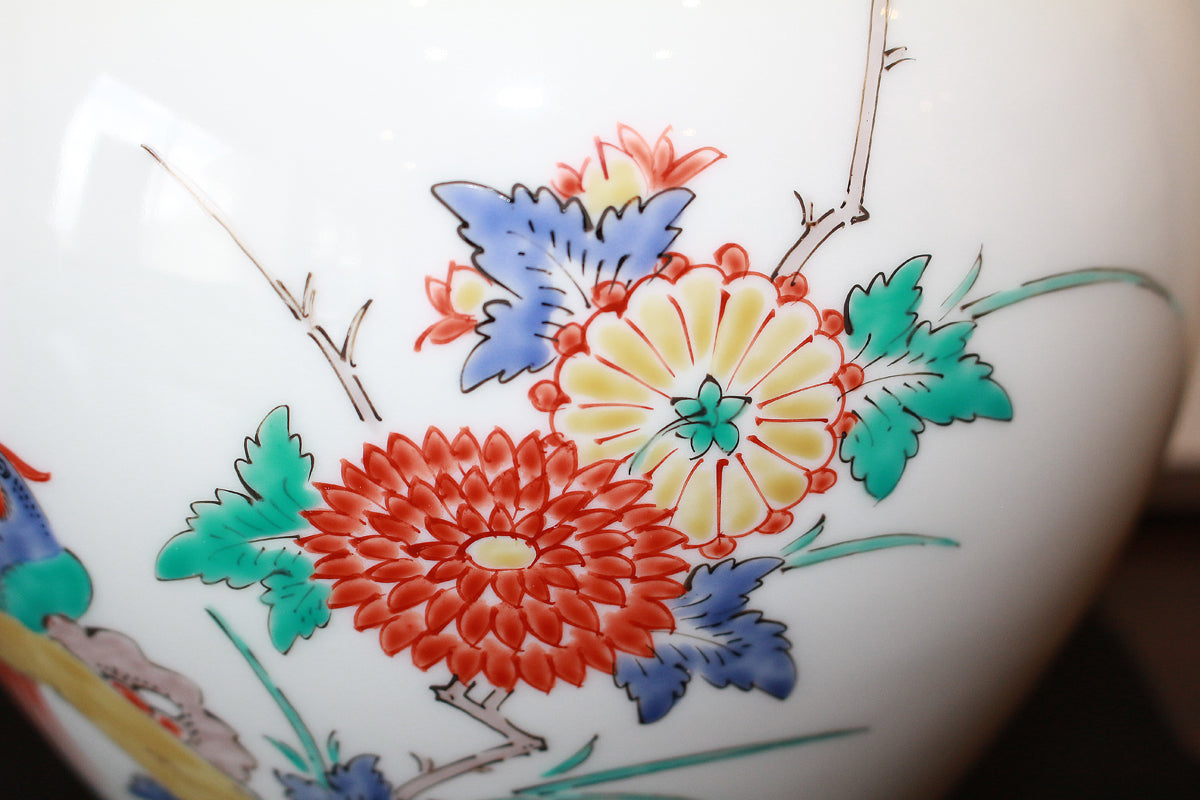 26109 　人間国宝　１４代酒井田柿右衛門	　錦花鳥文花瓶　　SAKAIDA Kakiemon