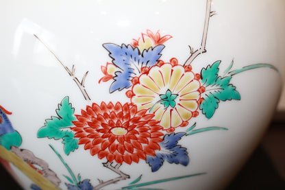 26109 　人間国宝　１４代酒井田柿右衛門	　錦花鳥文花瓶　　SAKAIDA Kakiemon