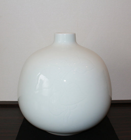 26107　人間国宝　井上萬二	　白磁彫文壷