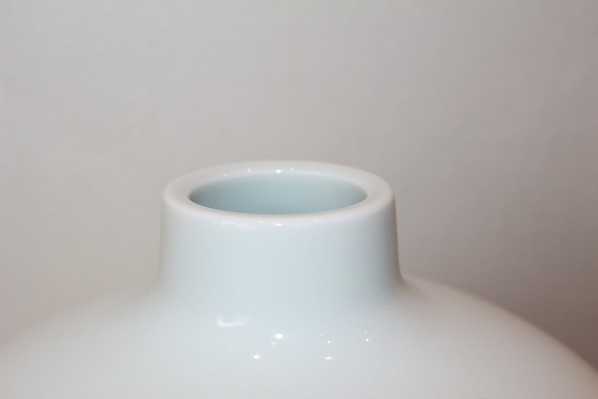 26107　人間国宝　井上萬二	　白磁彫文壷