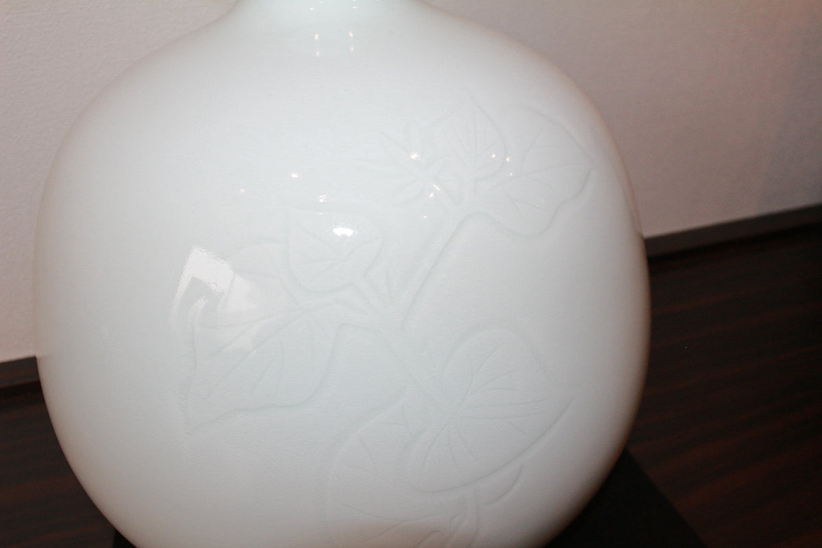 26107　人間国宝　井上萬二	　白磁彫文壷