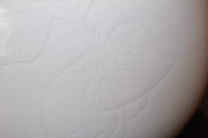 26107　人間国宝　井上萬二	　白磁彫文壷