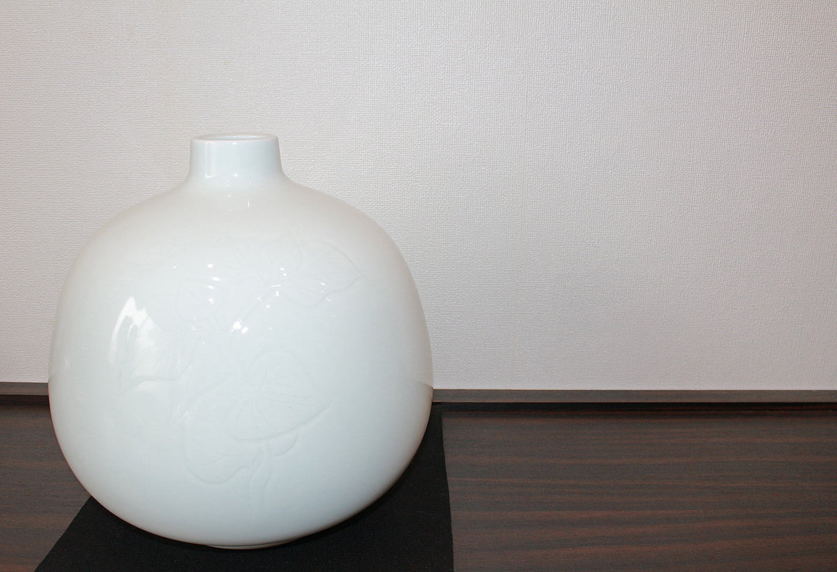 26107　人間国宝　井上萬二	　白磁彫文壷