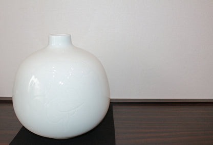 26107　人間国宝　井上萬二	　白磁彫文壷