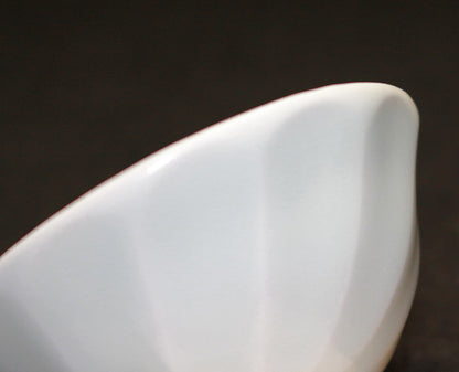 26120　人間国宝　前田昭博	　白磁面取盃　MAEDA Akihiro