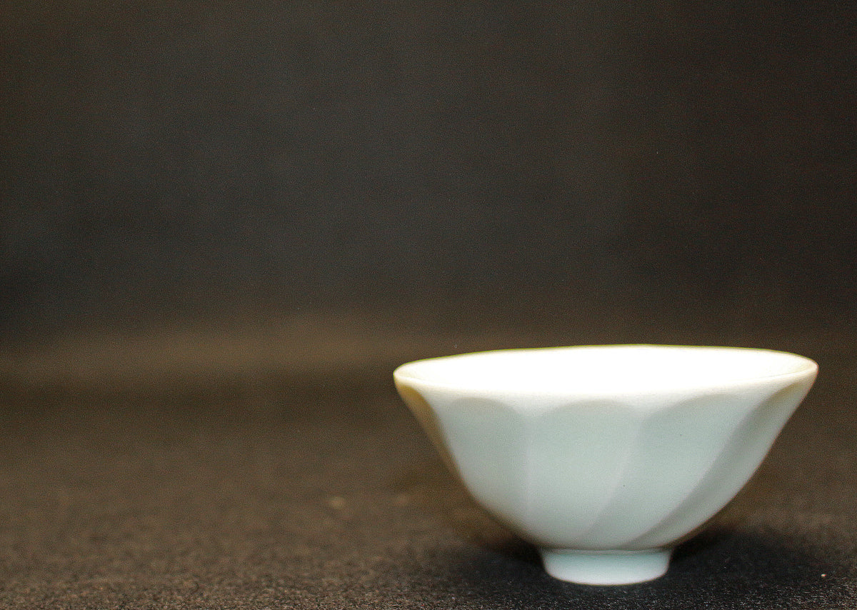 26120　人間国宝　前田昭博	　白磁面取盃　MAEDA Akihiro