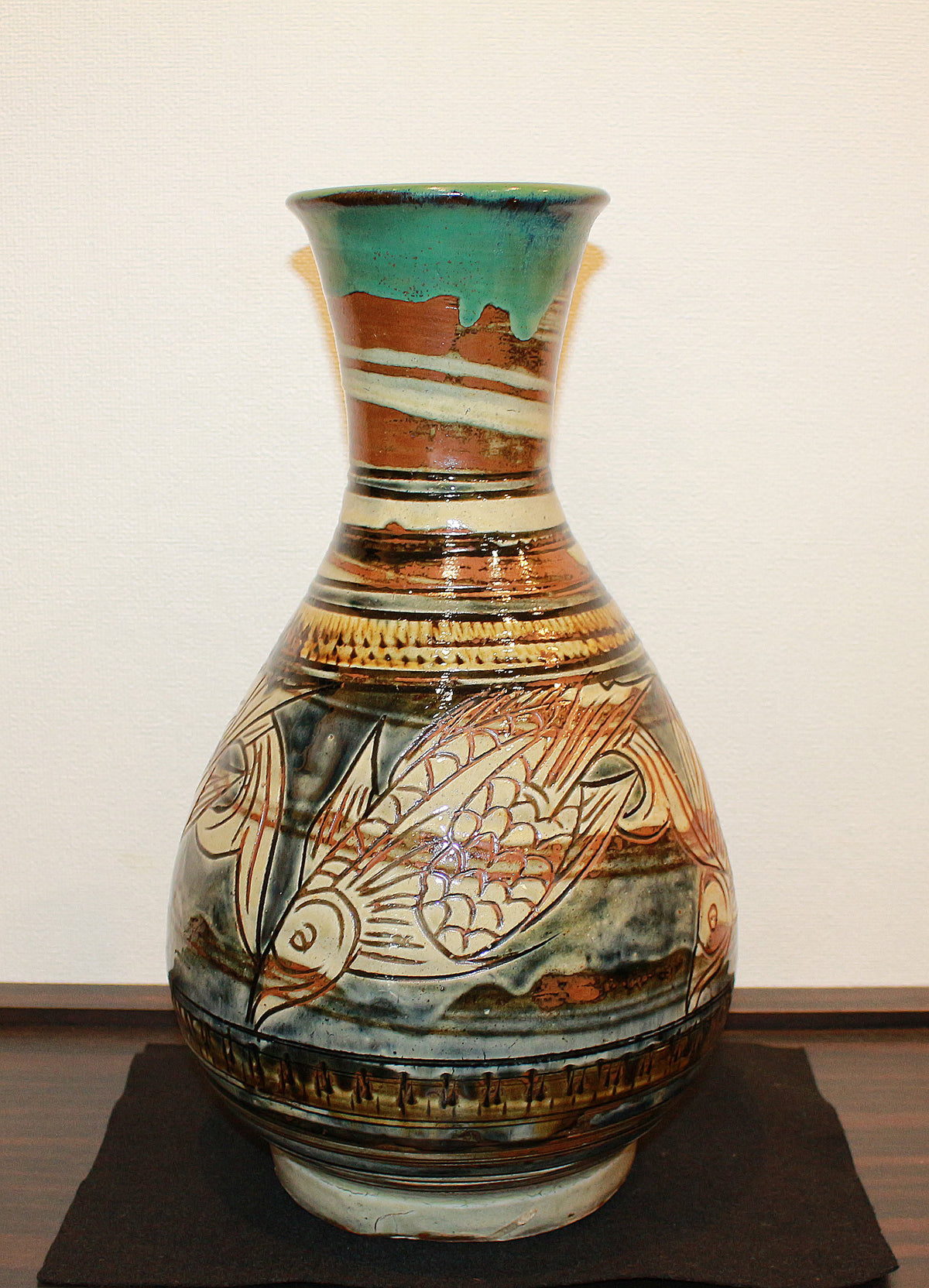 26121 Living National Treasure Jiro Kinjo Tsuboya-yaki Fish Design Jar