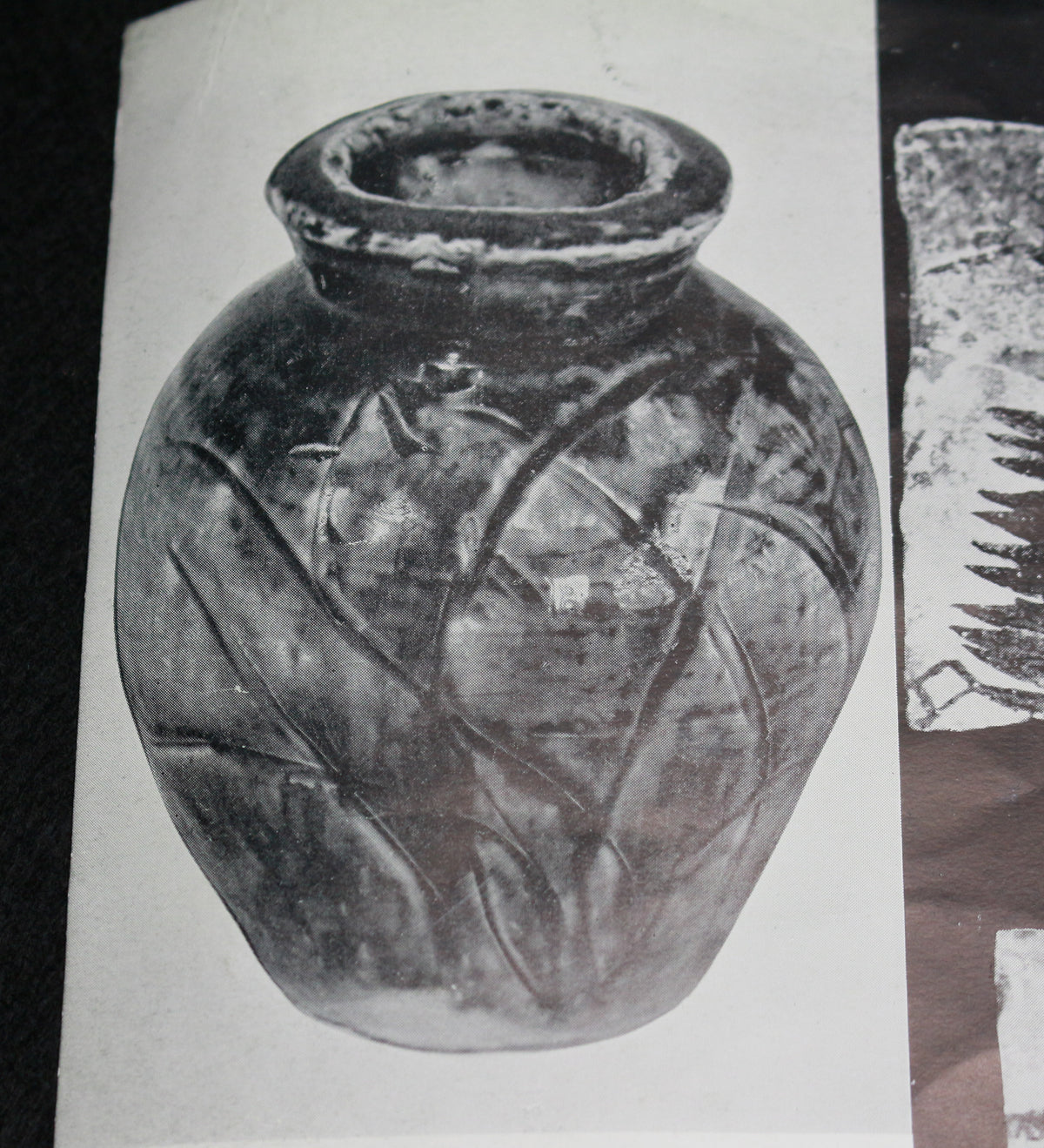 26122	北大路魯山人	 於里扁草絵花入（友斎箱・個展出品作） 　KITAOJI Rosanjin